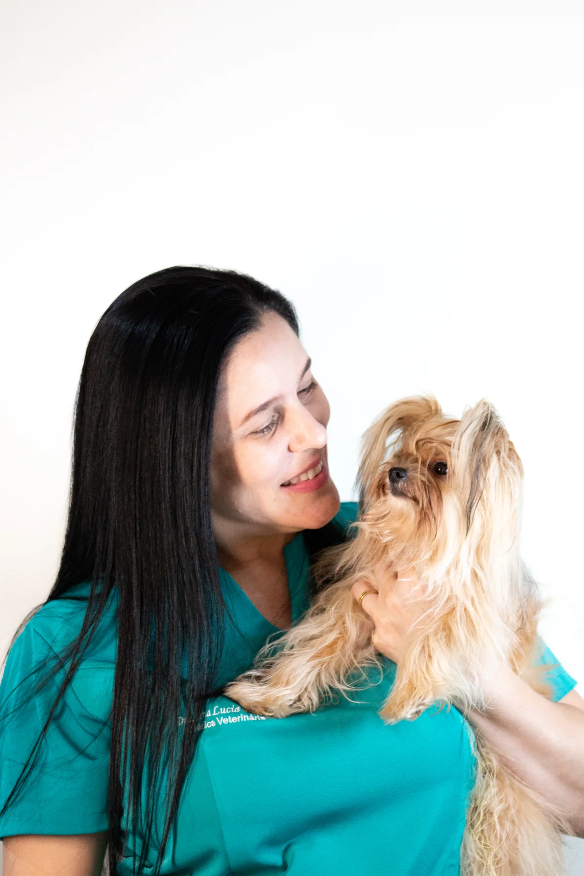 Dra. Ana Lucia Faleiros acolhendo um cachorro
