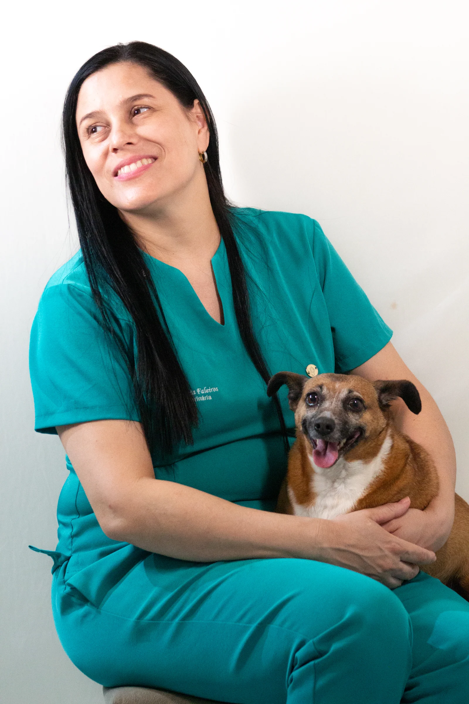 Dra. Ana Lucia Faleiros acolhendo um cachorro no colo