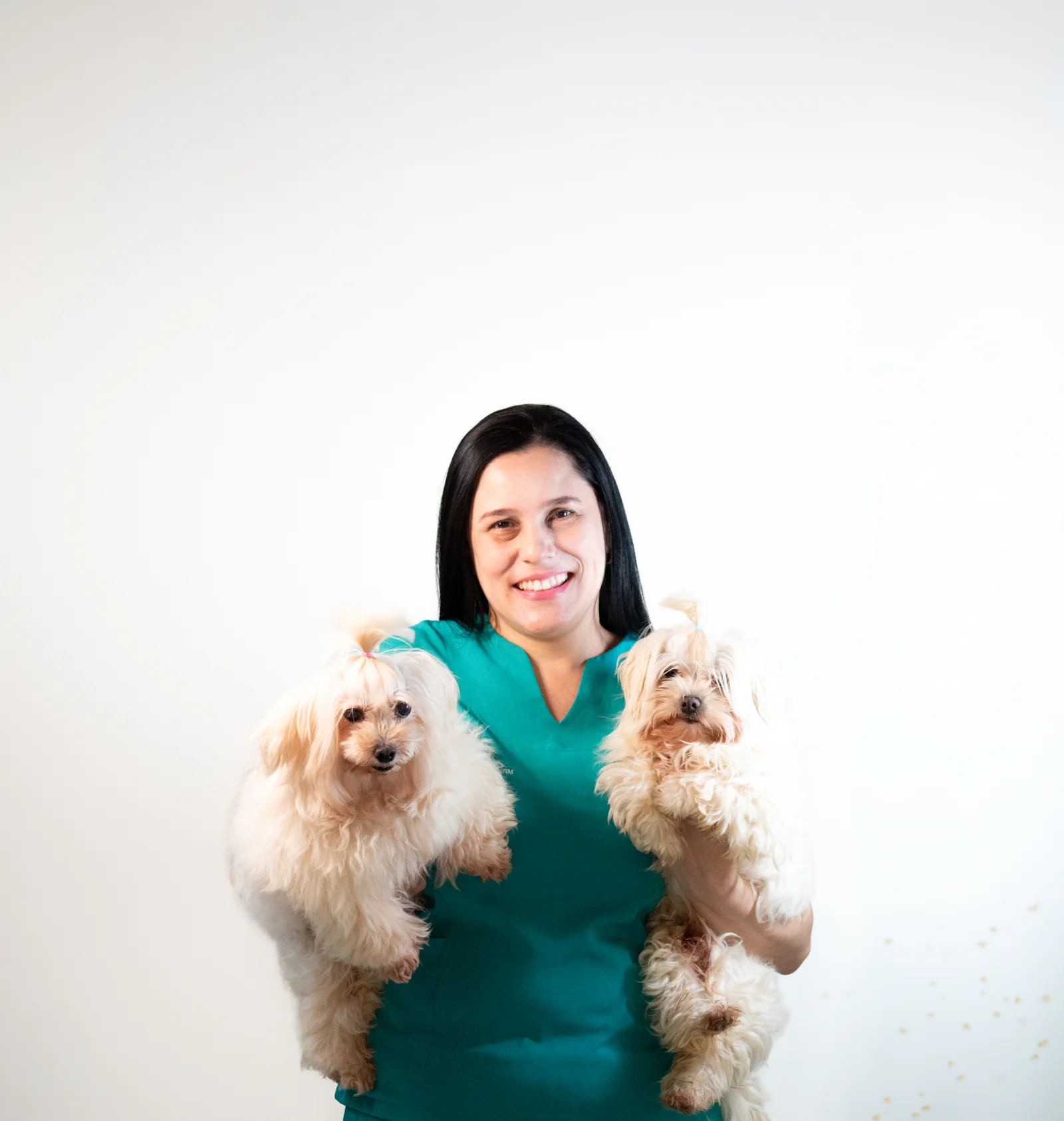 Dra. Ana Lucia Faleiros com dois cachorros no colo